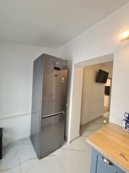 Titan, Piata Trapezului, 1 minut metrou 1 Decembrie 1918