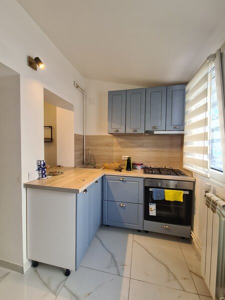 Titan, Piata Trapezului, 1 minut metrou 1 Decembrie 1918