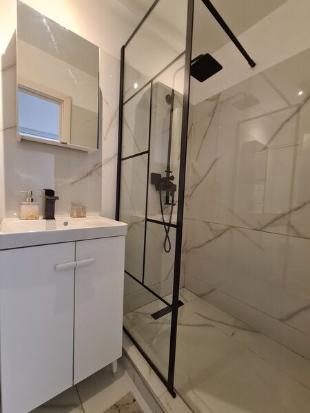 Titan, Piata Trapezului, 1 minut metrou 1 Decembrie 1918