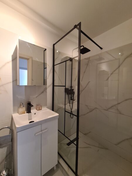 Titan, Piata Trapezului, 1 minut metrou 1 Decembrie 1918