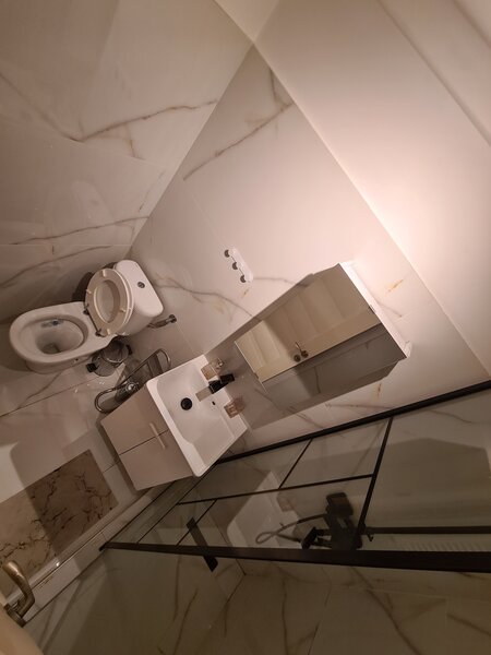 Titan, Piata Trapezului, 1 minut metrou 1 Decembrie 1918