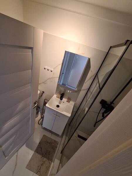 Titan, Piata Trapezului, 1 minut metrou 1 Decembrie 1918