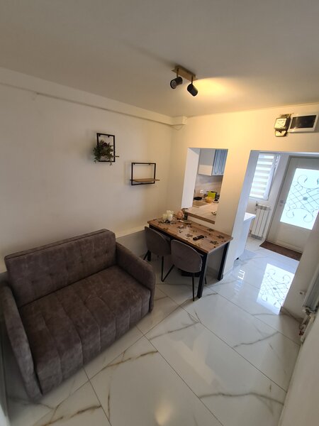 Titan, Piata Trapezului, 1 minut metrou 1 Decembrie 1918