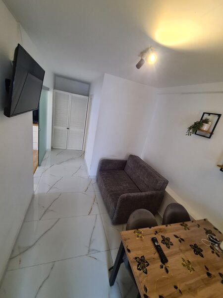 Titan, Piata Trapezului, 1 minut metrou 1 Decembrie 1918