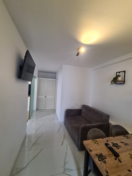 Titan, Piata Trapezului, 1 minut metrou 1 Decembrie 1918