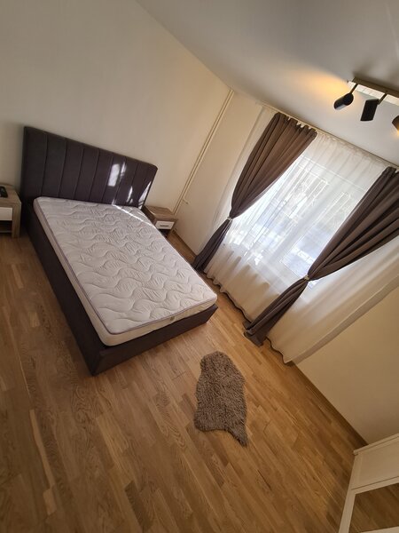 Titan, Piata Trapezului, 1 minut metrou 1 Decembrie 1918