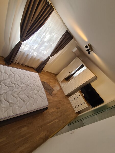 Titan, Piata Trapezului, 1 minut metrou 1 Decembrie 1918